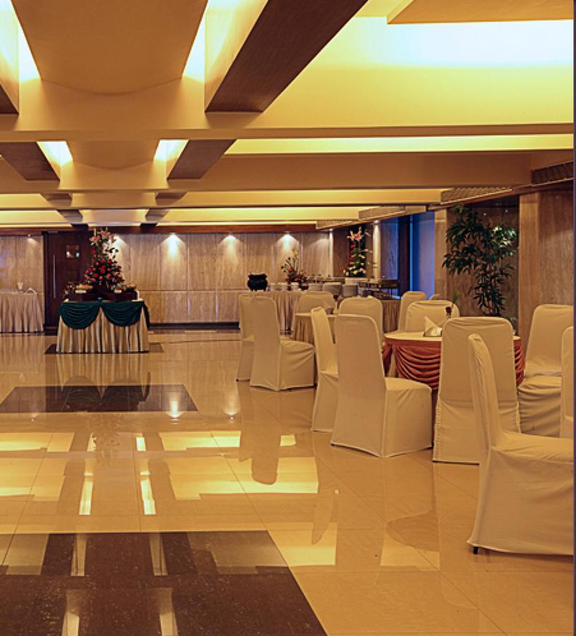 The Royal Orchid Hotel, Chembur Мумбай Екстериор снимка
