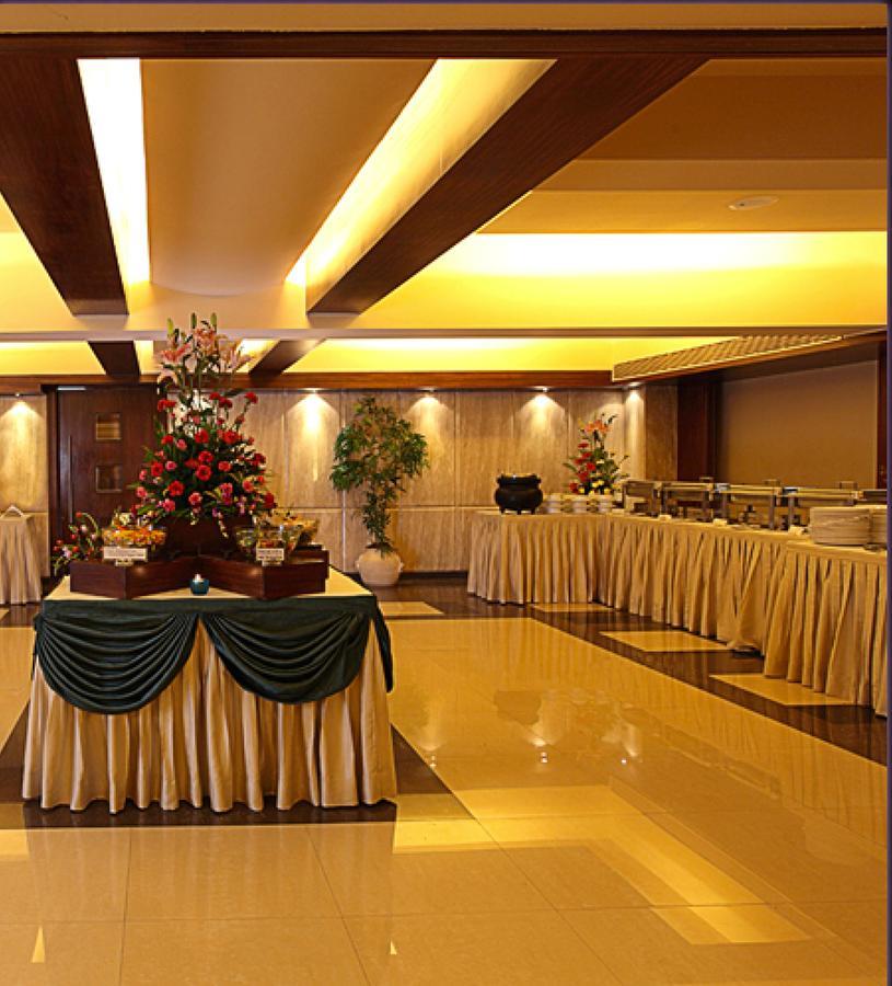 The Royal Orchid Hotel, Chembur Мумбай Екстериор снимка
