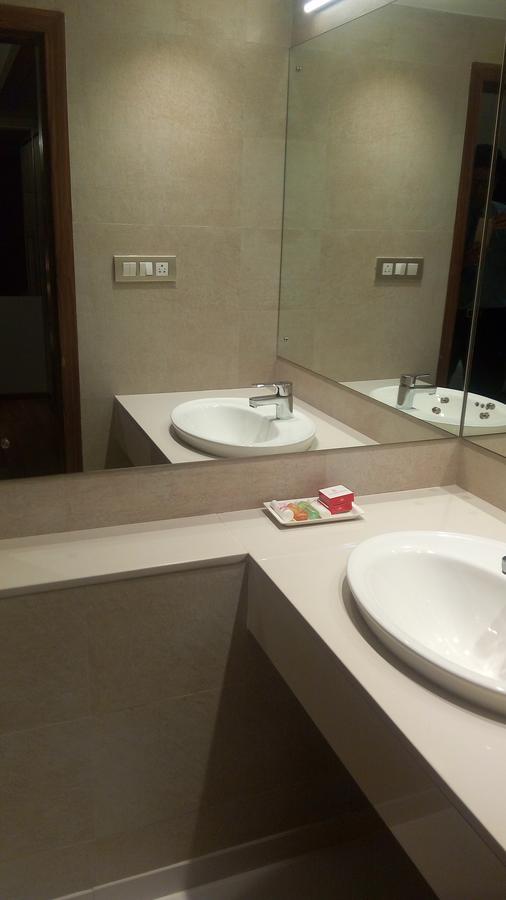 The Royal Orchid Hotel, Chembur Мумбай Екстериор снимка