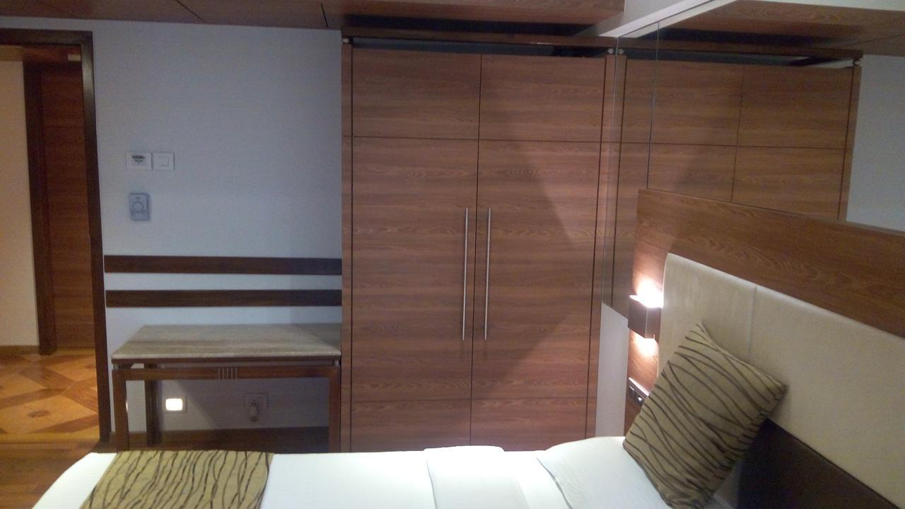 The Royal Orchid Hotel, Chembur Мумбай Екстериор снимка
