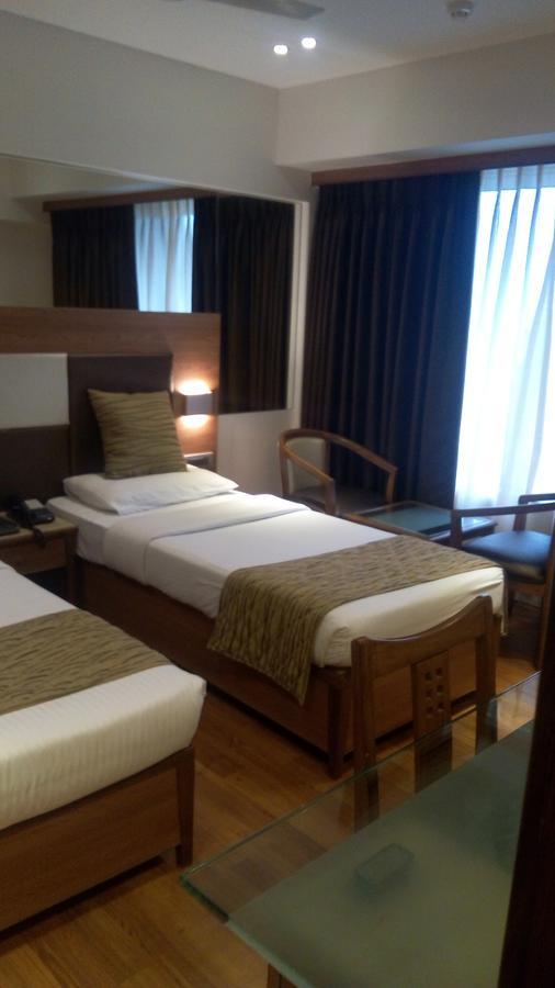 The Royal Orchid Hotel, Chembur Мумбай Екстериор снимка
