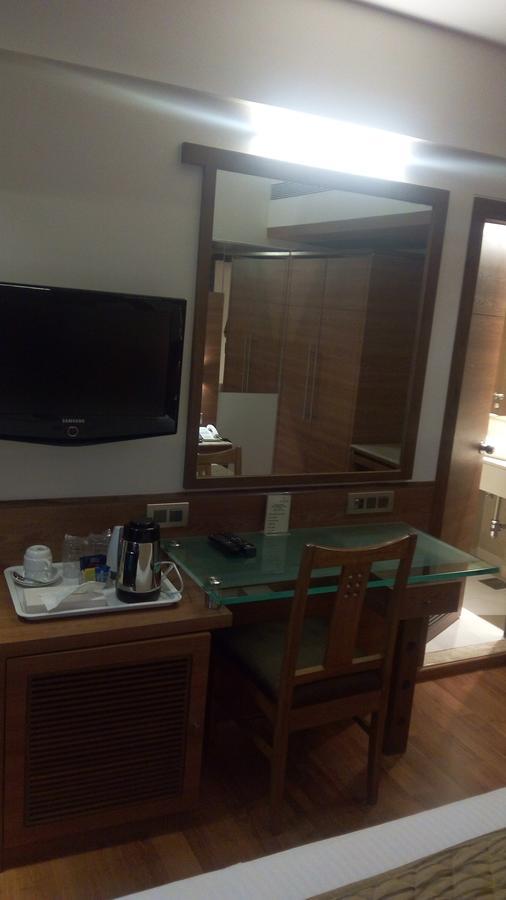 The Royal Orchid Hotel, Chembur Мумбай Екстериор снимка