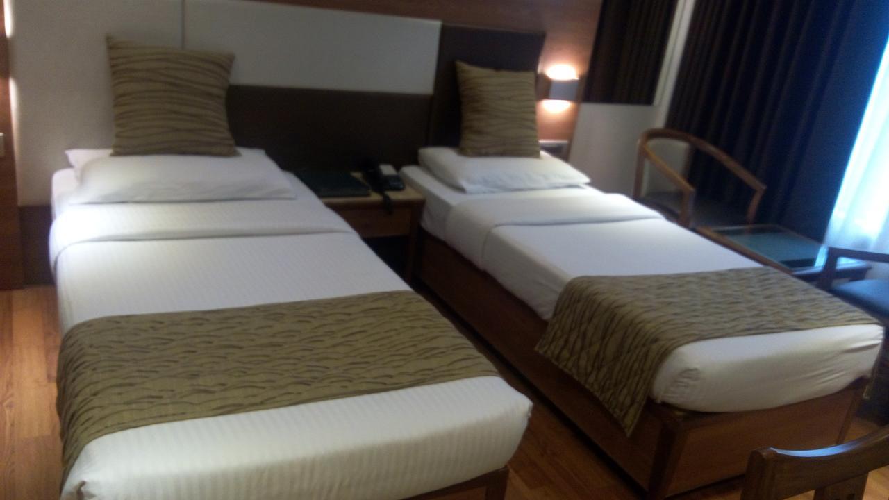 The Royal Orchid Hotel, Chembur Мумбай Екстериор снимка