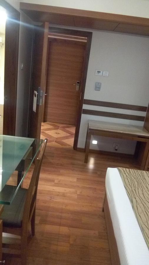 The Royal Orchid Hotel, Chembur Мумбай Екстериор снимка